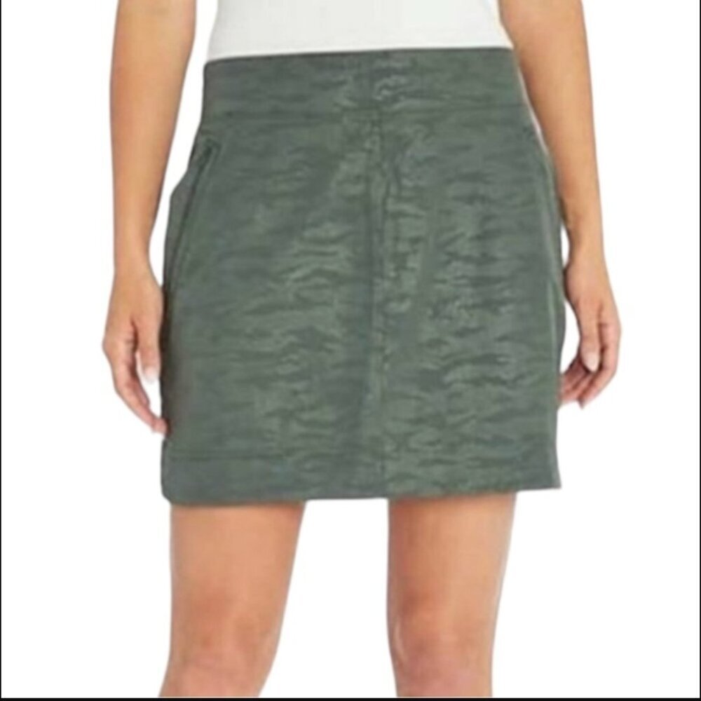 Orvis Embossed Pull-On Travel Skort Size Medium Green Camo Print Skirt Pockets